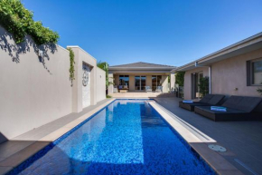 Kraimorie - Clifftop Entertainer Pool and World Class View